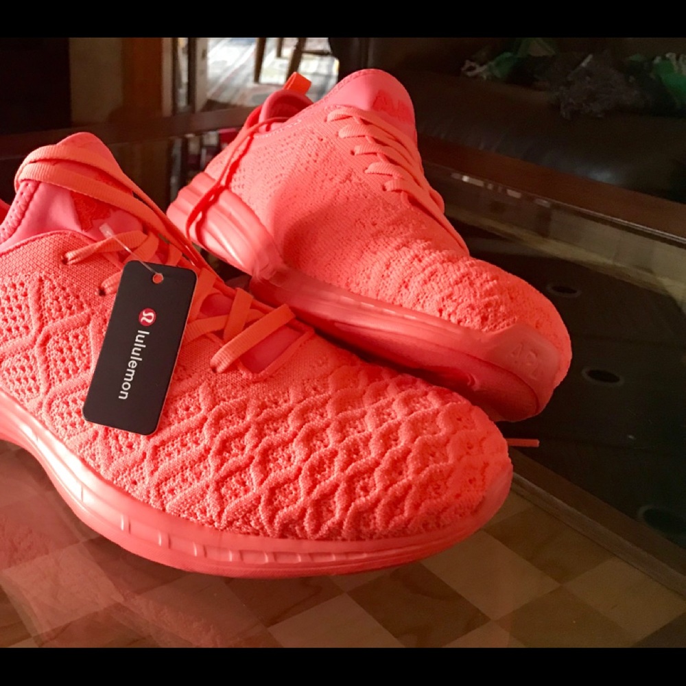 APL Lululemon women’s Techloom Phantom Athletics
